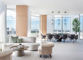 A lounge area with curvaceous furniture provides a cozy spot for pre- or post-dinner drinks. Above the set-up in the dining room, clear glass pendants were chosen so the view would be unobstructed.